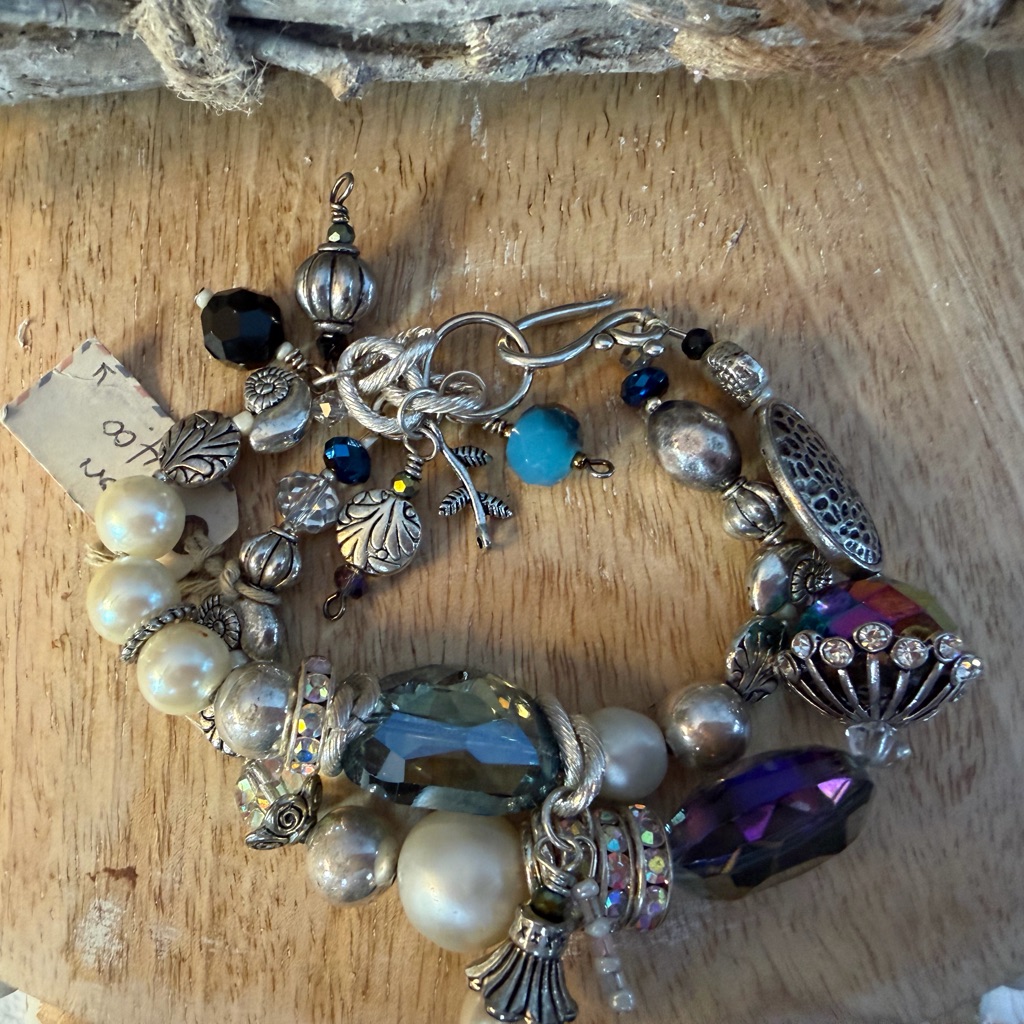 Chic Beaded Bracelet With Blue And Gold Accents